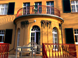 Balkon- und Terassengeländer mit vergoldeten Schmuckelementen und Wappen
