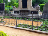 aufgearbeiteter Zaun für Grabanlage